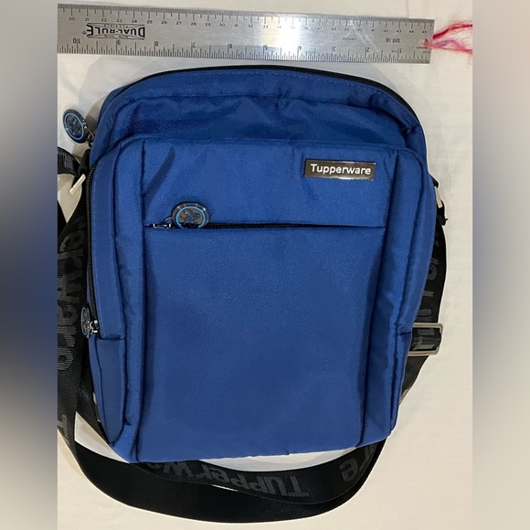 Tupperware crossbody adjustable messenger padded  tablet / travel Bag - Picture 10 of 11